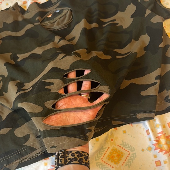 Distressed Camo Crop Top (L) - Picture 2 of 8